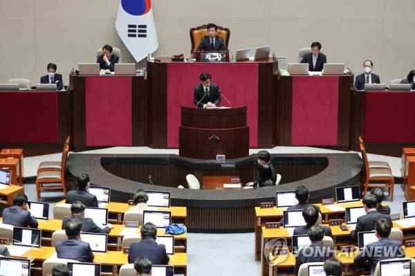 Justice Minister Han Dong-hoon speaks a<em></em>bout reasons for the prosecution's request for parliamentary co<em></em>nsent to the arrest of Rep. Lee Jae-myung, head of the main opposition Democratic Party, on a series of corruption charges during a plenary session of the Natio<em></em>nal Assembly in Seoul on Feb. 27, 2023, prior to a parliamentary vote on the matter. (Yonhap)