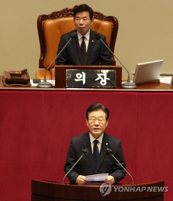 Rep. Lee Jae-myung (bottom), head of the main opposition Democratic Party, asserts the injustice of the prosecution's request for parliamentary co<em></em>nsent to his arrest on a series of corruption charges during a plenary session of the Natio<em></em>nal Assembly in Seoul on Feb. 27, 2023, prior to a parliamentary vote regarding the matter. (Yonhap)