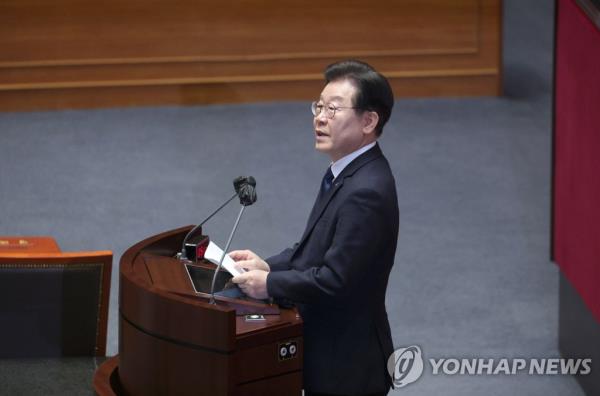 Rep. Lee Jae-myung, head of the main opposition Democratic Party, asserts the injustice of the prosecution's request for parliamentary co<em></em>nsent to his arrest on a series of corruption charges during a plenary session of the Natio<em></em>nal Assembly in Seoul on Feb. 27, 2023, prior to a parliamentary vote regarding the matter. (Yonhap)