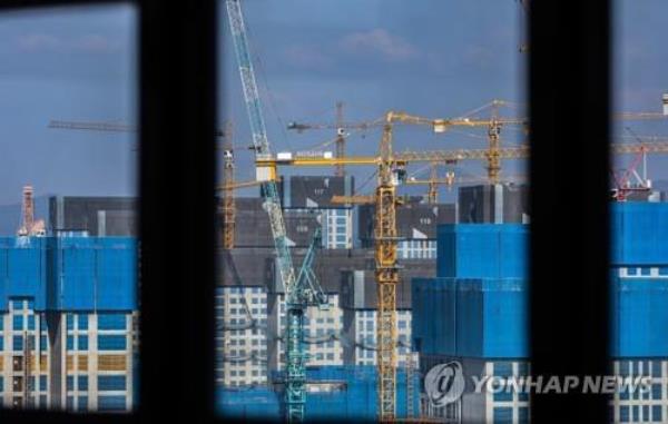 This file photo taken on Oct. 24, 2022, shows the co<em></em>nstruction site of an apartment complex in the east of Seoul. (Yonhap)
