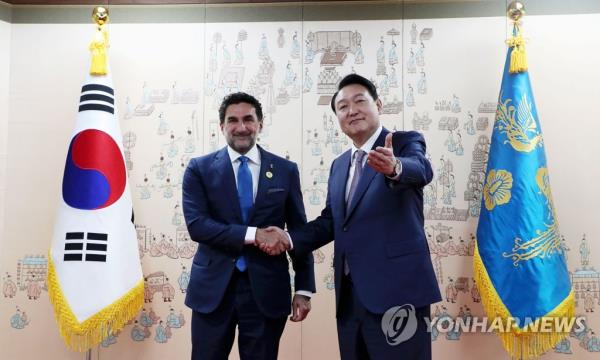 In this file photo taken May 11, 2022, South Korean President Yoon Suk Yeol (R) poses with Yasir Othman Al-Rumayyan, chairman of Saudi Aramco's board of directors and the governor of the Public Investment Fund, at the presidential office in Seoul. (Yonhap)