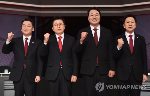 Ruling People Power Party leader candidates -- Rep. Ahn Cheol-soo (L), former Prime Minister Hwang Kyo-ahn (2nd from L), Chun Ha-ram (2nd from R), an attorney affiliated with ousted chair Lee Jun-seok, and Rep. Kim Gi-hyeon -- pose for a photo ahead of a televised debate held at KBS broadcasting station in western Seoul on Feb. 22, 2023. (Pool photo) (Yonhap)