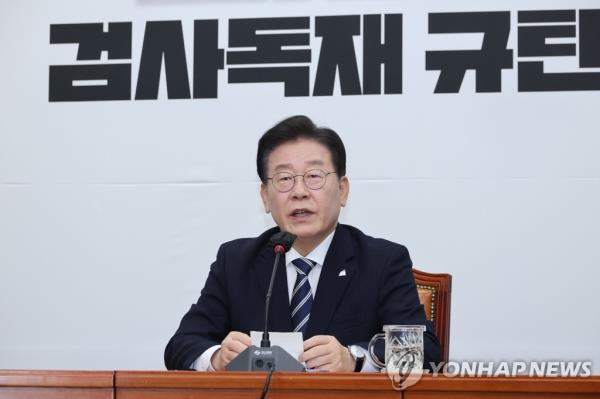 Main opposition Democratic Party Chairman Lee Jae-myung speaks at a press co<em></em>nference at the Natio<em></em>nal Assembly on Feb. 23, 2023. (Yonhap)