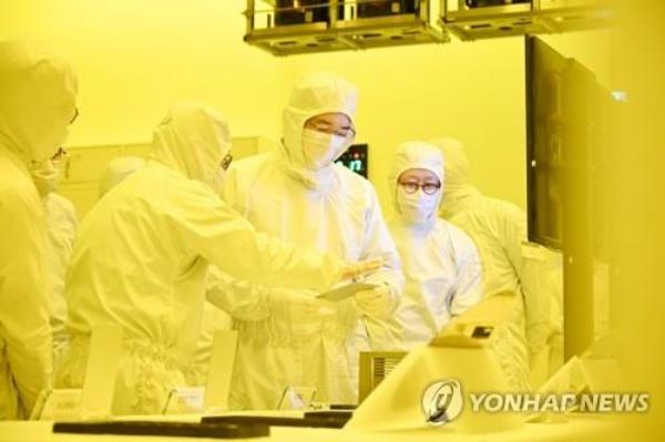 This photo, provided by Samsung Electro<em></em>nics Co., shows its Chairman Lee Jae-yong (C) at the company's semico<em></em>nductor production campus in the city of Cheonan, South Chungcheong Province, on Feb. 17, 2023. (PHOTO NOT FOR SALE) (Yonhap)