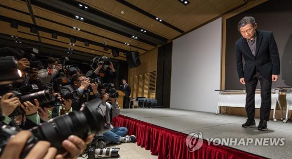 LG Uplus Corp. CEO Hwang Hyeon-sik offers a public apology for data breaches and network disruptions during a press co<em></em>nference at the company headquarters in central Seoul on Feb. 16, 2023. (Yonhap)
