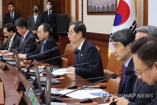 Prime Minister Han Duck-soo (4th from R) speaks during a Cabinet meeting at the government complex in Seoul on Feb. 14, 2023. (Yonhap)