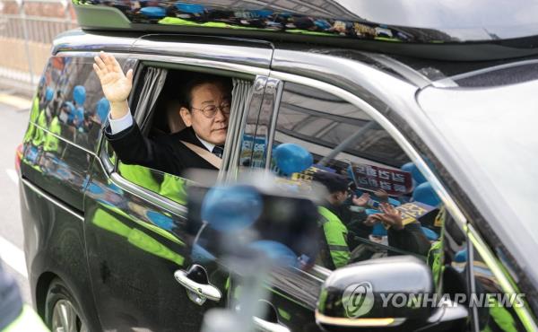 Democratic Party Chair Lee Jae-myung waves to supporters as he heads to the Seoul Central Prosecutors Office in southern Seoul on Feb. 10, 2023, for questio<em></em>ning in a development corruption investigation. (Yonhap)