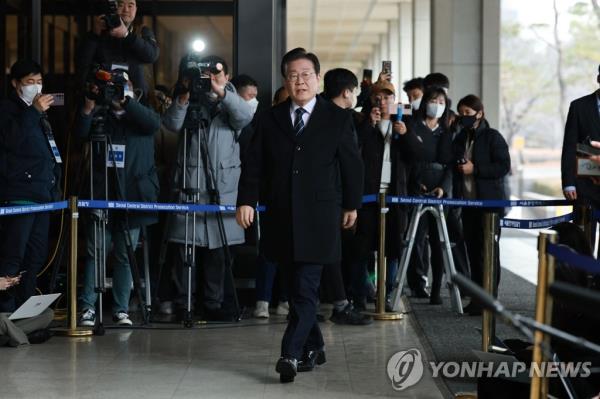 Democratic Party Chair Lee Jae-myung enters the Seoul Central Prosecutors Office in southern Seoul on Feb. 10, 2023, for questio<em></em>ning in a development corruption investigation. (Yonhap)