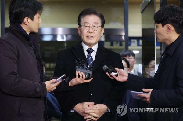 Democratic Party Chair Lee Jae-myung speaks to reporters at the Seoul Central Prosecutors Office in southern Seoul on Feb. 10, 2023, after being questio<em></em>ned for 11 hours by prosecutors over a corruption investigation. (Yonhap)