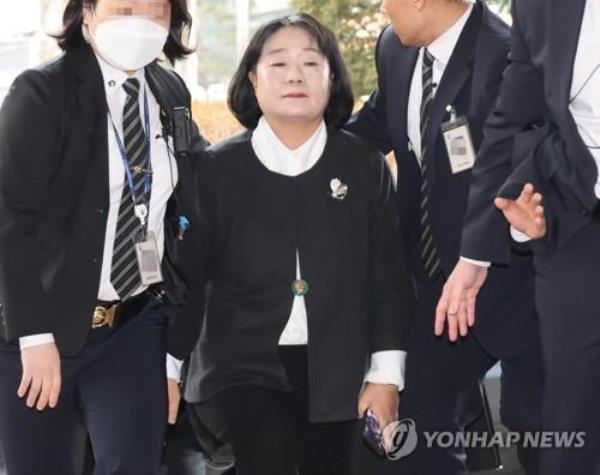 Rep. Youn Mee-hyang (C) arrives at the Seoul Western District Court on Feb. 10, 2023, to attend a hearing on her alleged embezzlement case. (Yonhap)
