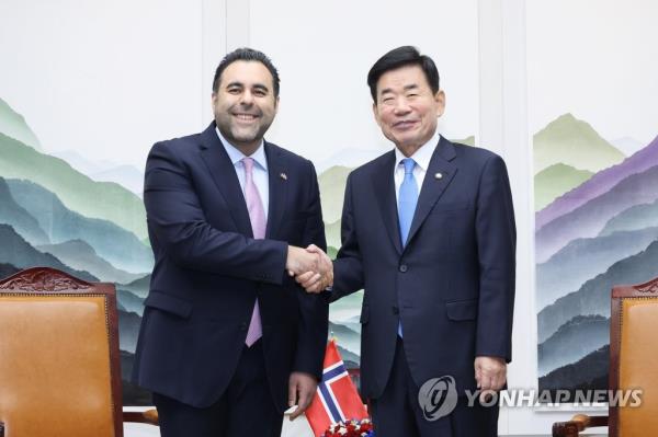 Natio<em></em>nal Assembly Speaker Kim Jin-pyo (R) and his Norwegian counterpart, Masud Charahkhani, pose for a photo ahead of their meeting at Kim's office in western Seoul on Feb. 9, 2023. (Yonhap)