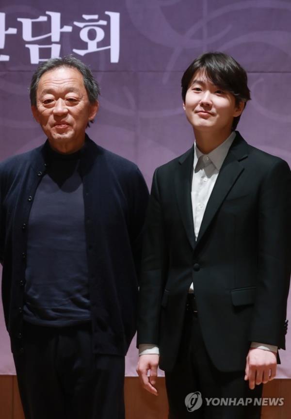 South Korean co<em></em>nductor Chung Myung-whun (L) and pianist Cho Seong-jin pose for the camera during a press co<em></em>nference in Seoul on March 2, 2023, to promote the upcoming Korean tour by the Staatskapelle Dresden, one of the world's oldest orchestras. (Yonhap)
