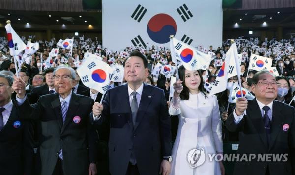 President Yoon Suk Yeol (C) and first lady Kim Keon Hee (2nd from R) wave the natio<em></em>nal flag during a ceremony marking the 104th anniversary of the March 1 Independence Movement at the Memorial Hall of Yu Gwan-sun in Seoul on March 1, 2023. (Yonhap)