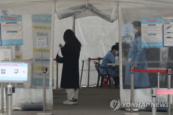 This photo shows a COVID-19 testing booth at Seoul Station on Feb. 14, 2023. (Yonhap)