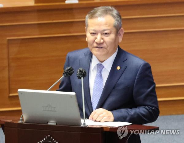 Interior Minister Lee Sang-min answers a lawmaker's question at a parliamentary interpellation session held at the Natio<em></em>nal Assembly in western Seoul on Feb. 6, 2023. (Yonhap)