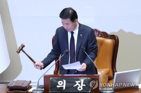 Natio<em></em>nal Assembly Speaker Kim Jin-pyo announces the passage of an impeachment motion against Interior Minister Lee Sang-min at the assembly in western Seoul on Feb. 8, 2023. (Yonhap)