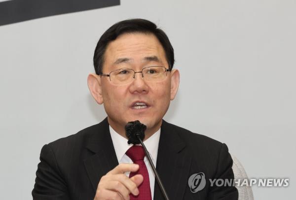 Ruling People Power Party floor leader Joo Ho-young speaks at a party respo<em></em>nse meeting at the Natio<em></em>nal Assembly on Feb. 7, 2023. (Yonhap)