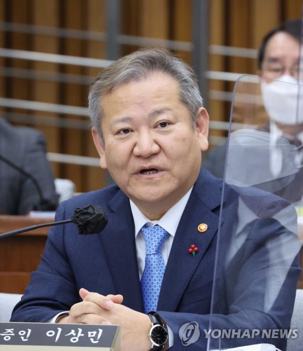 Interior and Safety Minister Lee Sang-min speaks at the Natio<em></em>nal Assembly in Seoul, in this file photo taken Jan. 6, 2023, during the second parliamentary hearing over the Oct. 29, 2022, crowd crush that killed 159 people in the capital's Itaewon district. (Yonhap)