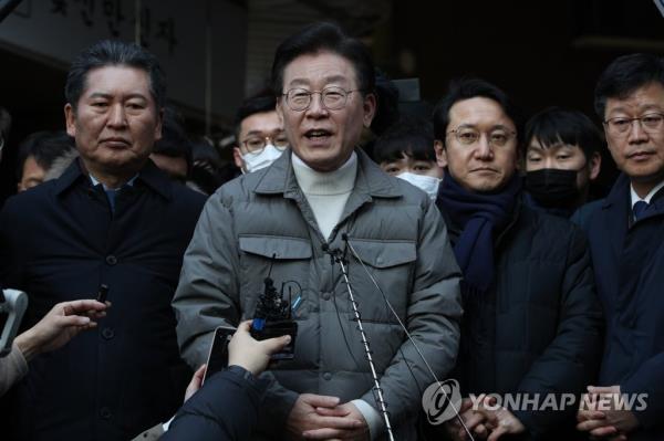 Main opposition Democratic Party leader Lee Jae-myung speaks to reporters during a visit to a traditio<em></em>nal market in western Seoul on Jan. 18, 2023. (Pool photo) (Yonhap)
