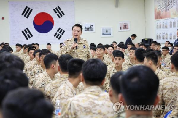 President Yoon Suk Yeol meets with South Korean troops of the Akh unit in Abu Dhabi on Jan. 15, 2023. (Yonhap)