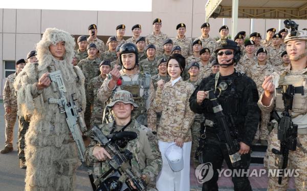 First lady Kim Keon Hee poses with members of the Akh unit during a visit to their ba<em></em>se in Abu Dhabi on Jan. 15, 2023. (Yonhap)