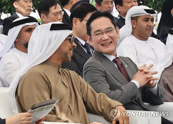 Samsung Electro<em></em>nics Executive Chairman Lee Jae-yong (R) talks with United Arab Emirates Deputy Prime Minister Mansour bin Zayed Al Nahyan (L) during a ceremony marking the commencement of operations of Unit 3 at the Barakah nuclear power plant in Abu Dhabi on Jan. 16, 2023. (Yonhap)