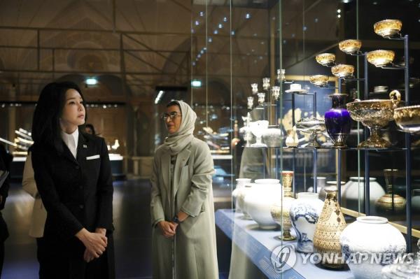 First lady Kim Keon Hee (L) tours the Qasr Al Watan presidential palace in Abu Dhabi on Jan. 15, 2023. (Yonhap)