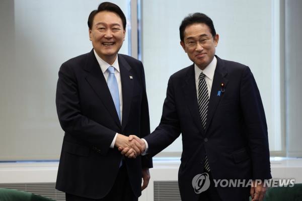 South Korean President Yoon Suk Yeol (L, rear) and UAE President Mohamed bin Zayed Al Nahyan (R, rear) hold talks at the Qasr Al Watan presidential palace in Abu Dhabi, the capital of the United Arab Emirates, on Jan. 15, 2023. (Yonhap)