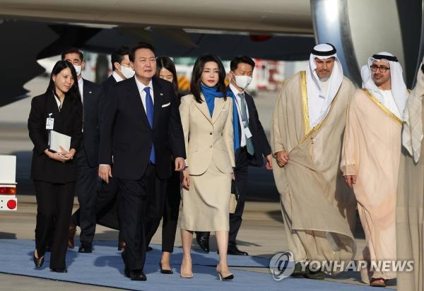 President Yoon Suk Yeol and first lady Kim Keon Hee arrive at Abu Dhabi Internatio<em></em>nal Airport in Abu Dhabi, United Arab Emirates, on Jan. 14, 2023. (Yonhap)