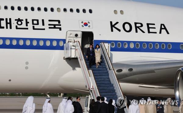 President Yoon Suk Yeol and first lady Kim Keon Hee disembark the presidential jet after arriving at Abu Dhabi Internatio<em></em>nal Airport in Abu Dhabi on Jan. 14, 2023. (Yonhap)