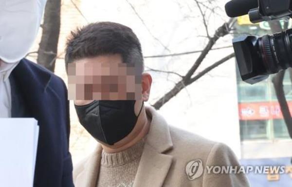 Kang Jong-hyun, a businessman known to be the de facto owner of the operator of South Korea's largest cryptocurrency exchange Bithumb, enters the Seoul Southern District Court on Feb. 1, 2023, to attend a hearing to determine his arrest. (Yonhap)