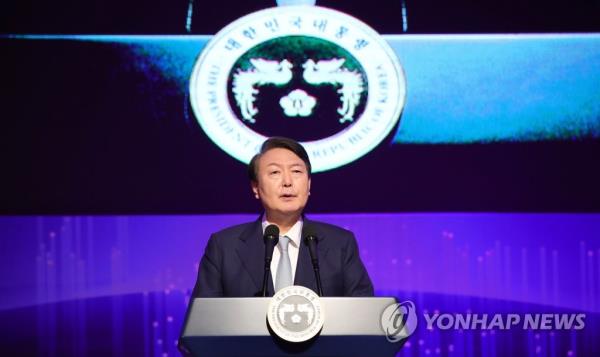 President Yoon Suk Yeol gives remarks during a New Year's meeting with scientists and communications specialists at Gwacheon Natio<em></em>nal Science Museum, just south of Seoul, on Jan. 10, 2023. (Pool photo) (Yonhap)