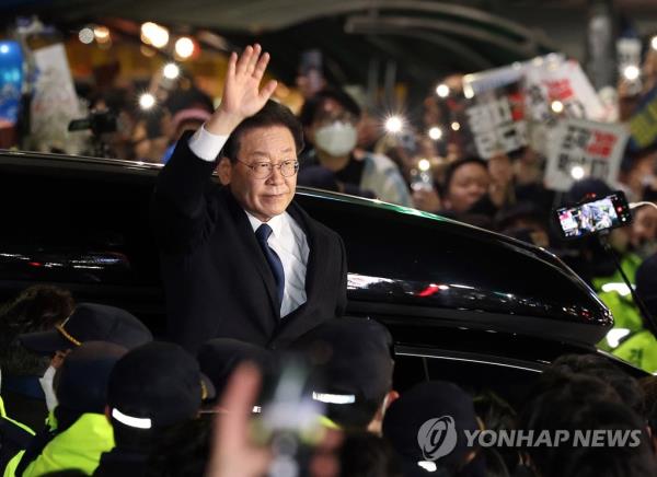 Opposition leader Lee Jae-myung waves to supporters as he leaves the Seo<em></em>ngnam branch of the Suwon District Prosecutors Office, located just south of Seoul, after questio<em></em>ning on Jan. 10, 2023. (Yonhap)