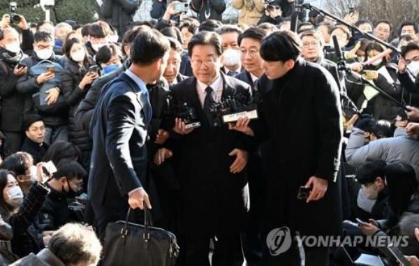 Opposition leader Lee Jae-myung (C) speaks to reporters at the Seo<em></em>ngnam branch of the Suwon District Prosecutors Office, located just south of Seoul, on Jan. 10, 2023. (Yonhap)