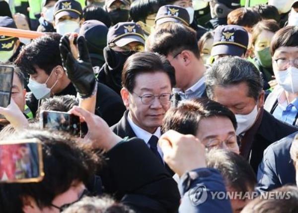 Opposition leader Lee Jae-myung (C) arrives at the Seo<em></em>ngnam branch of the Suwon District Prosecutors Office, located just south of Seoul, on Jan. 10, 2023. (Yonhap)