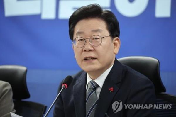 Main opposition Democratic Party leader Lee Jae-myung speaks at a party leadership meeting at the Natio<em></em>nal Assembly on Jan. 6, 2023. (Yonhap)