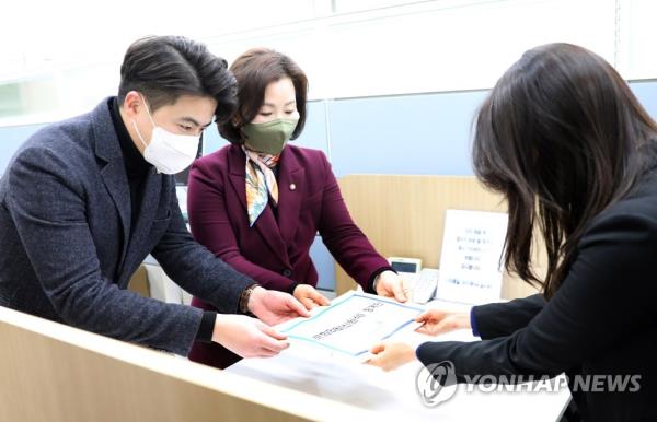 Rep. Oh Yeong-hwan (L) and Rep. Lee Soo-jin (C) of the main opposition Democratic Party submit a penalty motion against Rep. Shin Won-sik of the ruling People Power Party to the Natio<em></em>nal Assembly in Seoul on Jan. 9, 2023. (Pool photo) (Yonhap)