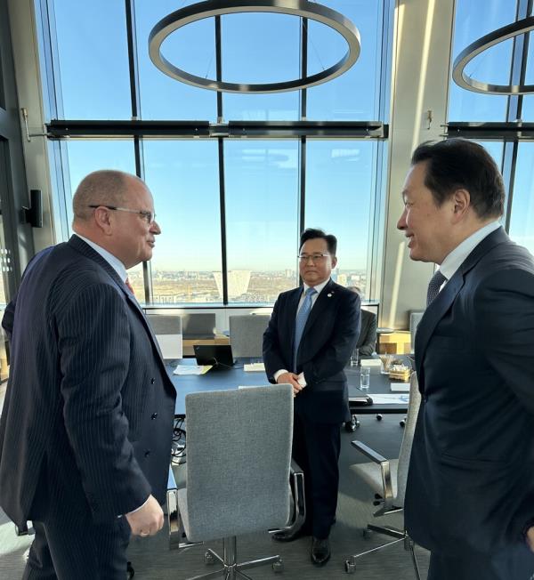 SK Group Chairman Chey Tae-won (R) meets with Henrik Andersen, CEO of Vestas, in Denmark on March 2, 2023, in this photo provided by SK. (PHOTO NOT FOR SALE) (Yonhap)