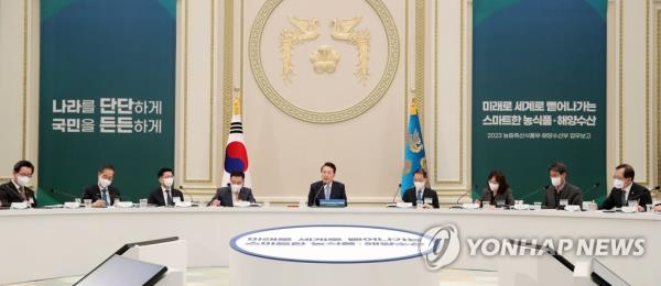 President Yoon Suk Yeol (C) receives a joint New Year's policy briefing from the agriculture ministry and the oceans ministry at Cheong Wa Dae in Seoul on Jan. 4, 2023. (Pool photo) (Yonhap)