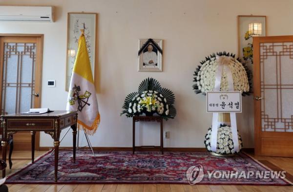 A memorial space is set up for late former Pope Benedict XVI at the Apostolic Nunciature to Korea in Seoul on Jan. 2, 2023. (Yonhap)