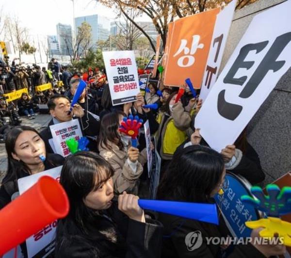 Civic activists opposed to the South Korean government's proposal to resolve its forced labor dispute with Japan hold a protest rally outside the foreign ministry building in downtown Seoul on March 6, 2023. (Yonhap)