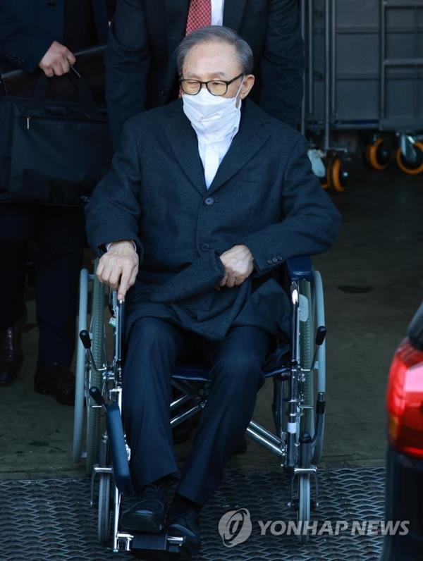 Former President Lee Myung-bak (in wheelchair) leaves Seoul University Hospital in the capital on Dec. 30, 2022, after the Yoon Suk Yeol government pardo<em></em>ned Lee for corruption on Dec. 27, canceling the remaining 15 years of his 17-year prison term. Lee had been hospitalized due to diabetes and other chro<em></em>nic ailments. (Yonhap)