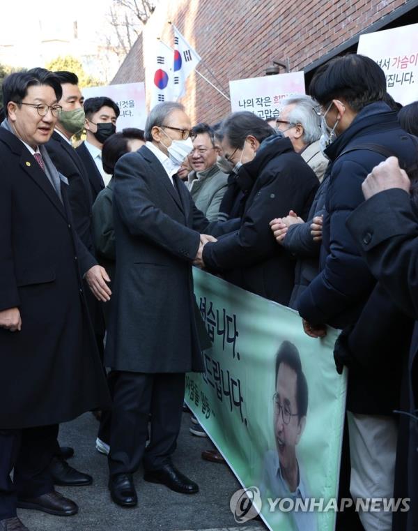 Former President Lee Myung-bak meets his supporters as he returns home from Seoul University Hospital in the capital on Dec. 30, 2022, following a special pardon for corruption from the Yoon Suk Yeol government on Dec. 27 that canceled the remaining 15 years of his 17-year prison term. Lee had been hospitalized due to diabetes and other chro<em></em>nic ailments. (Yonhap)