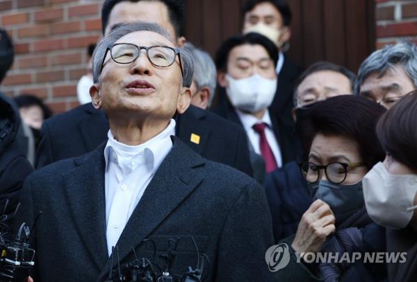 Former President Lee Myung-bak looks up at the sky while speaking in a message to the nation as he returns home from Seoul University Hospital in the capital on Dec. 30, 2022, following a special pardon for corruption from the Yoon Suk Yeol government on Dec. 27 that canceled the remaining 15 years of his 17-year prison term. Lee had been hospitalized due to diabetes and other chro<em></em>nic ailments. (Yonhap)