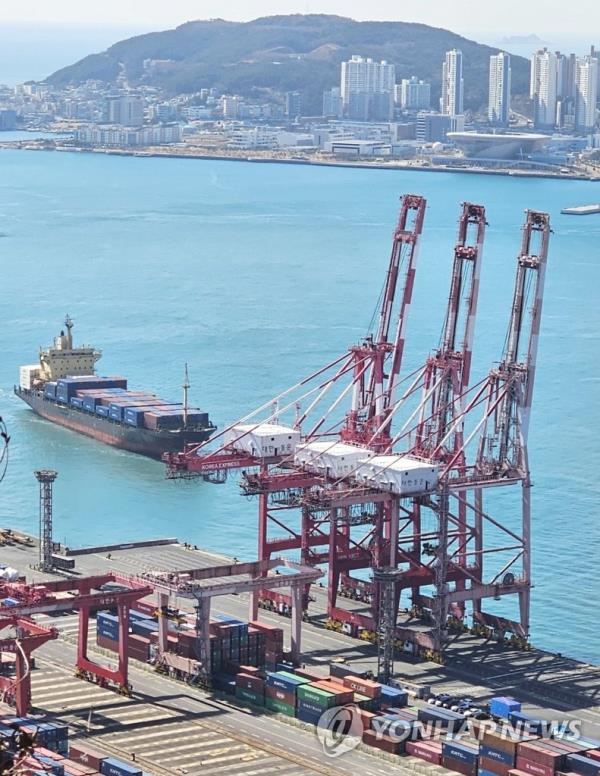 A co<em></em>ntainer ship arrives at a pier in South Korea's largest port city of Busan, in this file photo taken Feb. 21, 2023. South Korea's exports fell 2.3 percent on-year in the first 20 days of February, data from the Korea Customs Service showed, as the sluggish global demand for chips offset strong shipments of automobiles. (Yonhap)