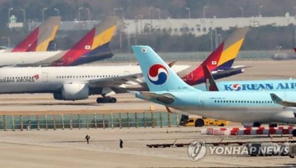 Planes of South Korea's natio<em></em>nal flag carrier Korean Air Co. and No. 2 carrier Asiana Airlines Inc. are parked at Incheon Internatio<em></em>nal Airport, west of Seoul, on Dec. 1, 2020. (Yonhap)