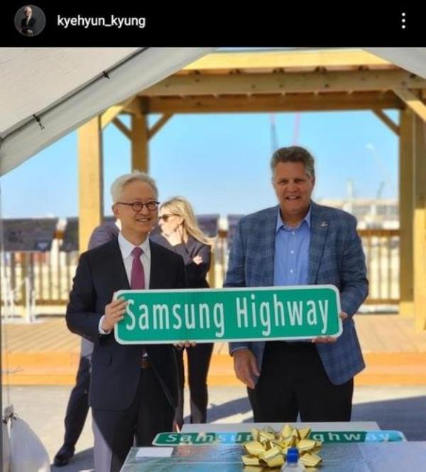 The photo, taken from an Instagram post by Samsung Electro<em></em>nics Co. co-CEO Kyung Kyu-hyun on Jan. 15, 2023, shows him holding a Samsung Highway road sign with Williamson County Judge Bill Gravell. (PHOTO NOT FOR SALE) (Yonhap)