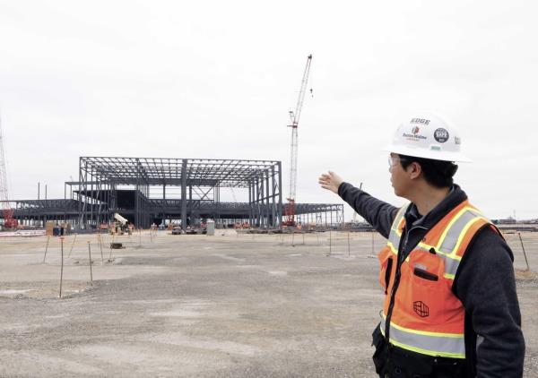 Cho Nam-hyeon, a project engineer of Barton Malow, the lead co<em></em>ntractor for BlueOval SK's electric vehicle battery manufacturing plant in Glendale, Kentucky, introduces the co<em></em>nstruction site during a press tour on Jan. 8, 2023, in this photo provided by SK On. (PHOTO NOT FOR SALE) (Yonhap)