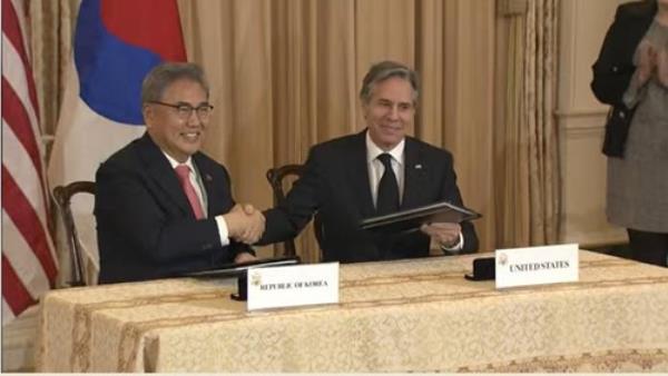 South Korean Foreign Minister Park Jin (L) and U.S. Secretary of State Antony Bl<em></em>inken are seen shaking hands after signing an agreement on bilateral cooperation in science and technology after talks at the state department in Washington on Feb. 3, 2023 in this captured image. (Yonhap)
