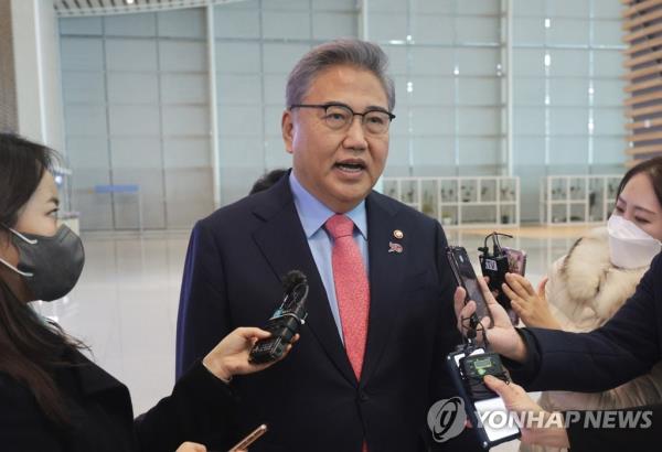 South Korean Foreign Minister Park Jin speaks to reporters at Incheon Internatio<em></em>nal Airport, west of Seoul, on Feb. 1, 2023, before his departure for the United States. (Yonhap)